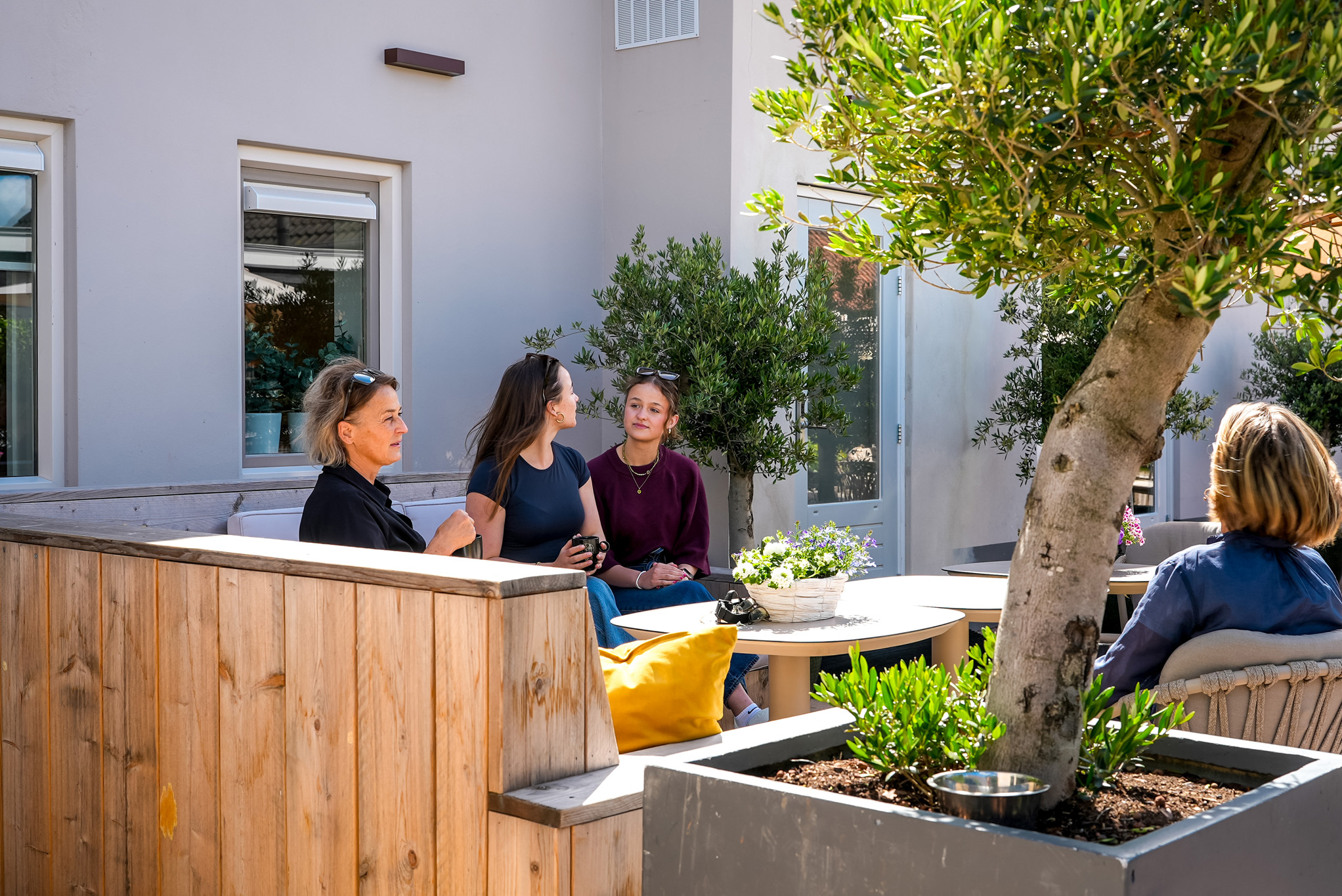 Terras bij Guesthouse Ouddorp Connection